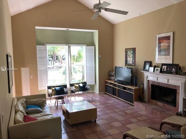 Vendido Recientemente: $599,995 (3 camas, 3 baños, 2179 Pies cuadrados)