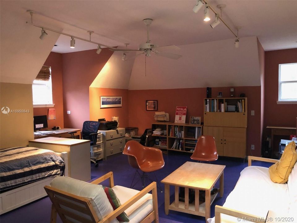 Vendido Recientemente: $599,995 (3 camas, 3 baños, 2179 Pies cuadrados)