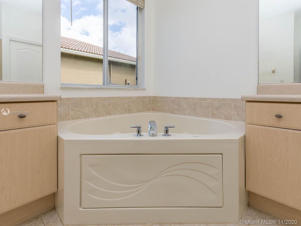 Недавно продано: $595,000 (4 спален, 2 ванн, 2702 Квадратных фут)