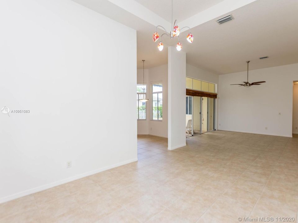 Недавно продано: $595,000 (4 спален, 2 ванн, 2702 Квадратных фут)