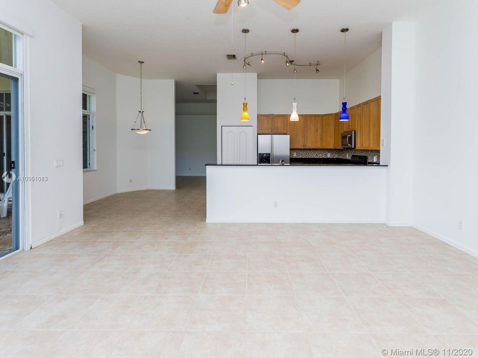 Недавно продано: $595,000 (4 спален, 2 ванн, 2702 Квадратных фут)