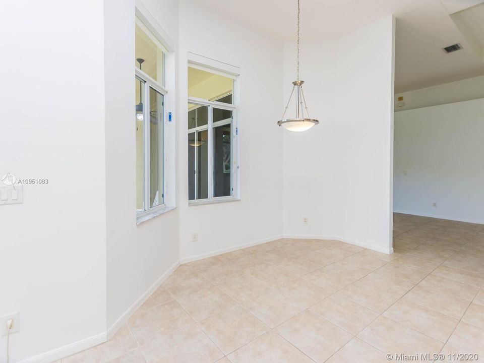 Недавно продано: $595,000 (4 спален, 2 ванн, 2702 Квадратных фут)