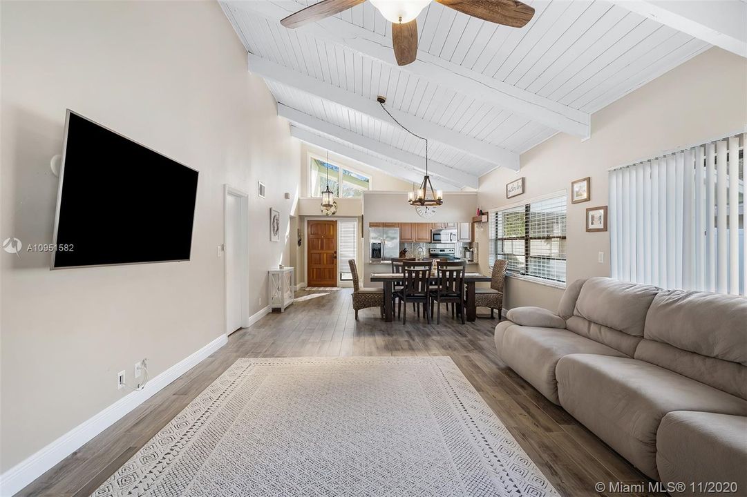 Vendido Recientemente: $449,742 (3 camas, 2 baños, 1525 Pies cuadrados)