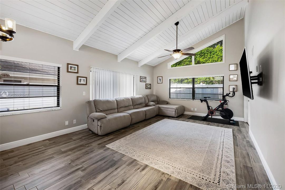 Vendido Recientemente: $449,742 (3 camas, 2 baños, 1525 Pies cuadrados)