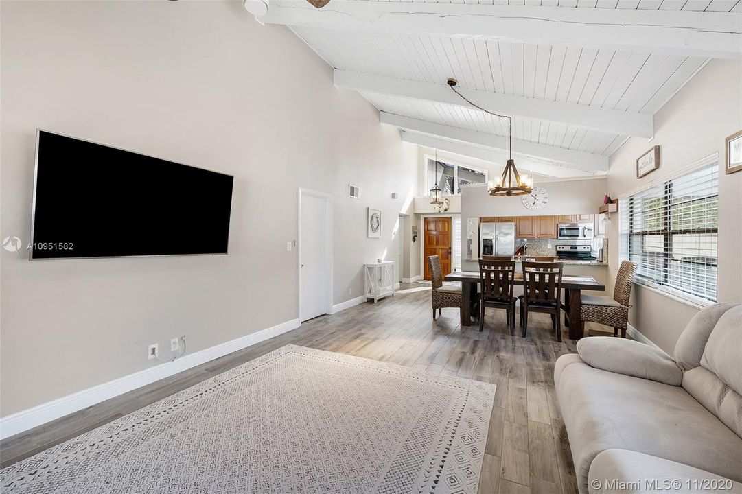Vendido Recientemente: $449,742 (3 camas, 2 baños, 1525 Pies cuadrados)