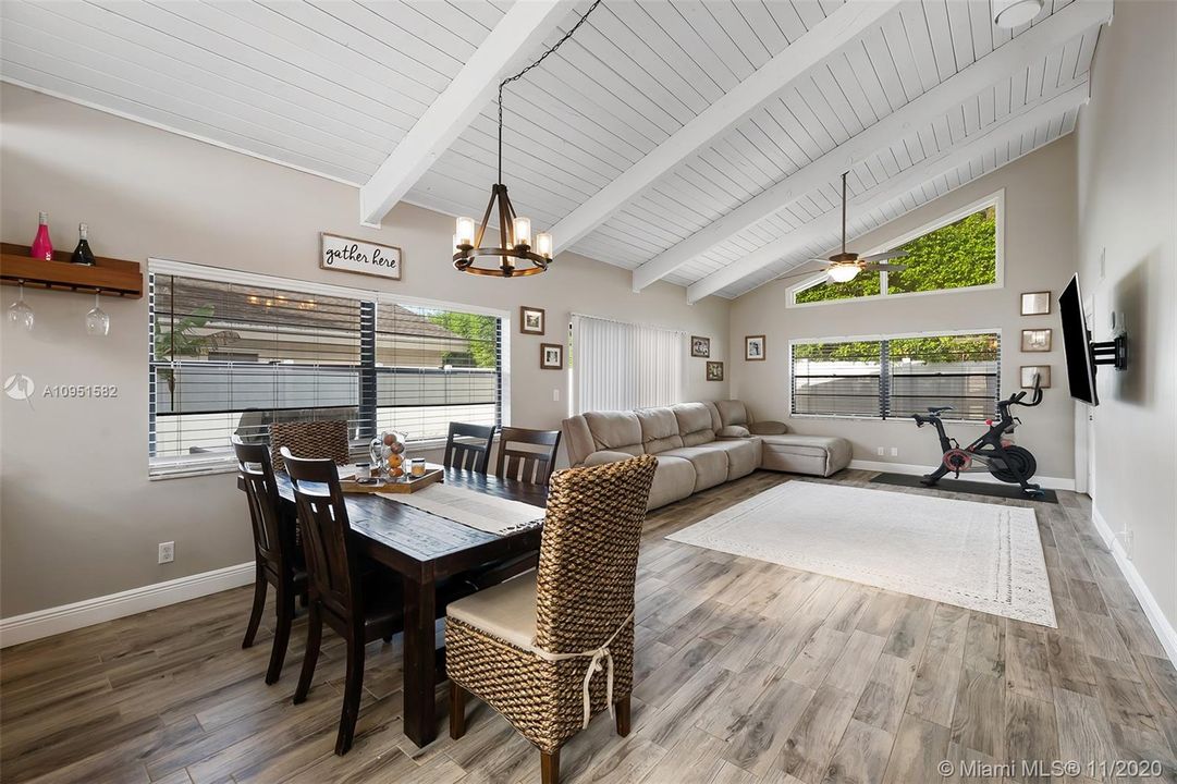 Vendido Recientemente: $449,742 (3 camas, 2 baños, 1525 Pies cuadrados)