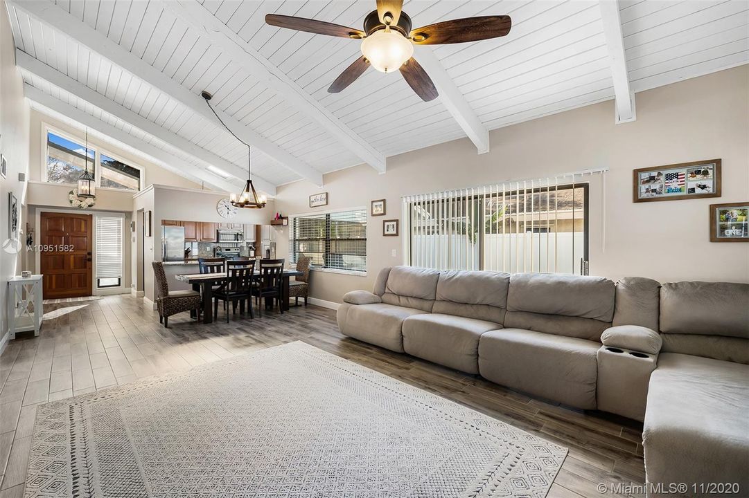 Vendido Recientemente: $449,742 (3 camas, 2 baños, 1525 Pies cuadrados)