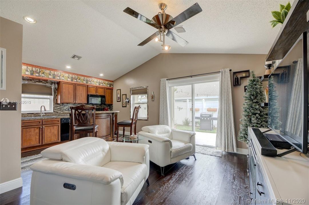 Vendido Recientemente: $349,000 (3 camas, 2 baños, 1446 Pies cuadrados)