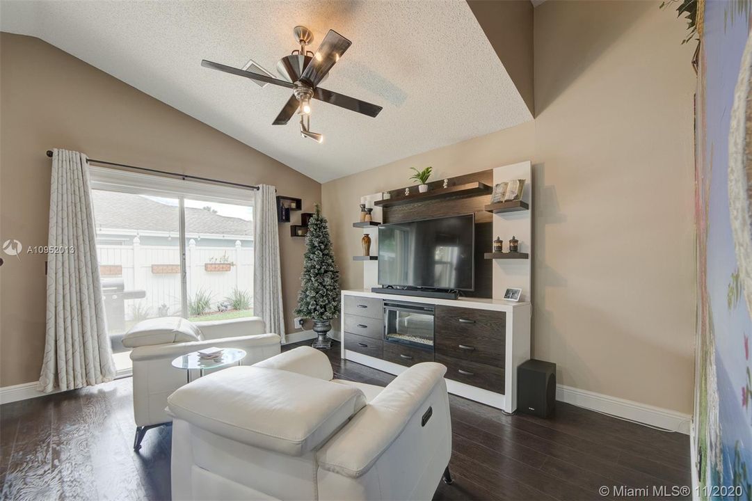 Vendido Recientemente: $349,000 (3 camas, 2 baños, 1446 Pies cuadrados)