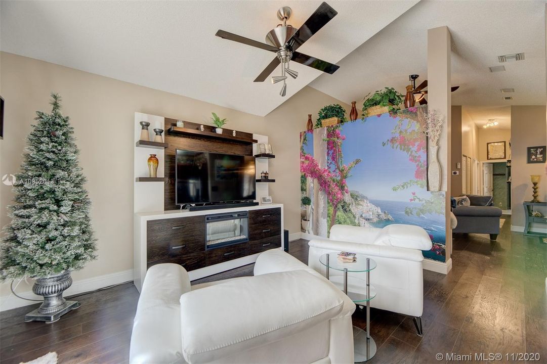 Vendido Recientemente: $349,000 (3 camas, 2 baños, 1446 Pies cuadrados)