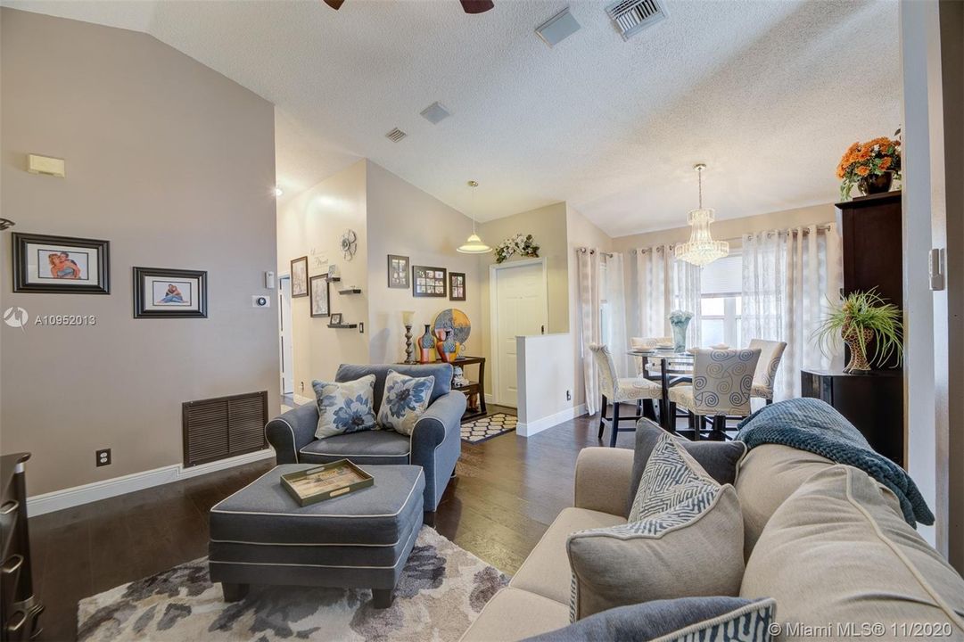 Vendido Recientemente: $349,000 (3 camas, 2 baños, 1446 Pies cuadrados)
