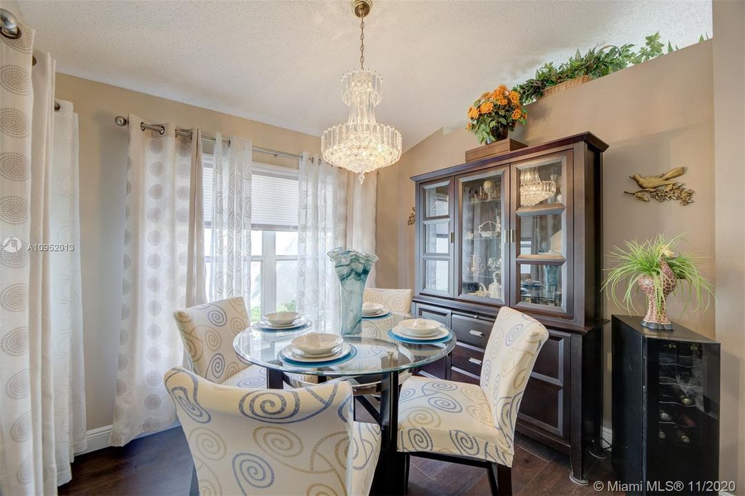 Vendido Recientemente: $349,000 (3 camas, 2 baños, 1446 Pies cuadrados)