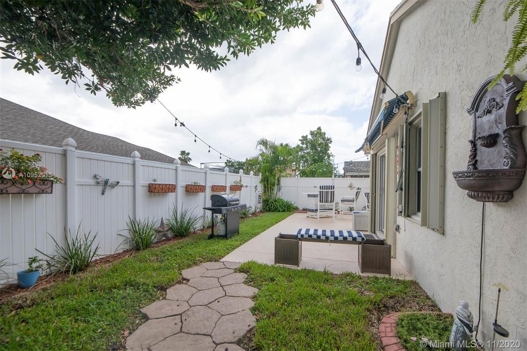Vendido Recientemente: $349,000 (3 camas, 2 baños, 1446 Pies cuadrados)