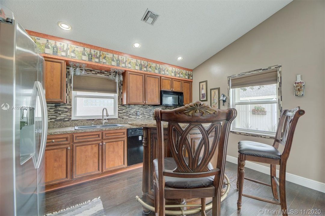 Vendido Recientemente: $349,000 (3 camas, 2 baños, 1446 Pies cuadrados)