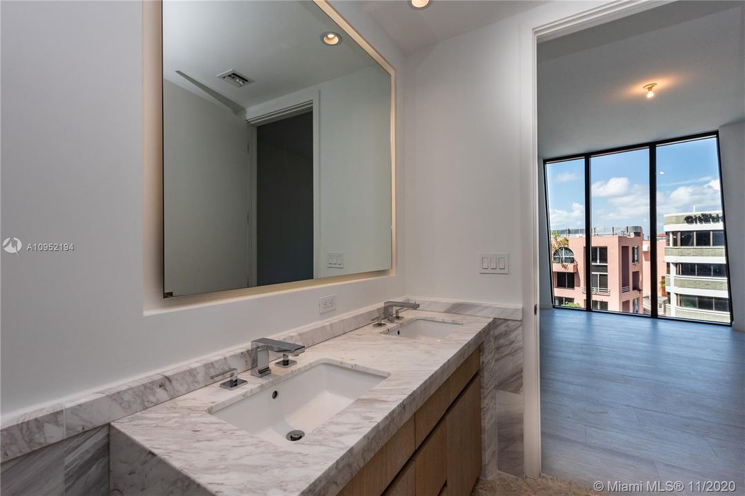 Recently Sold: $850,000 (2 beds, 2 baths, 1107 Square Feet)