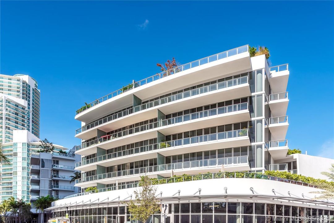 Recently Sold: $2,100,000 (2 beds, 2 baths, 1728 Square Feet)