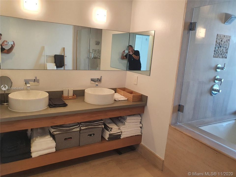 Recently Rented: $5,800 (2 beds, 2 baths, 1323 Square Feet)