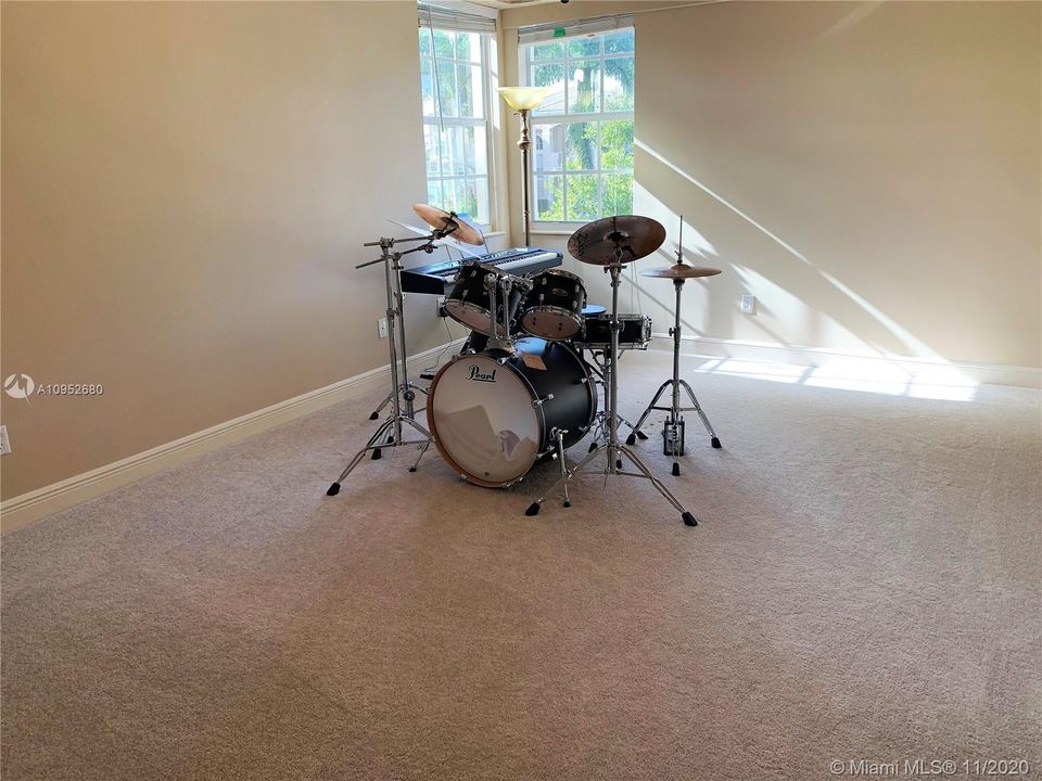 Recently Rented: $8,900 (7 beds, 7 baths, 5785 Square Feet)