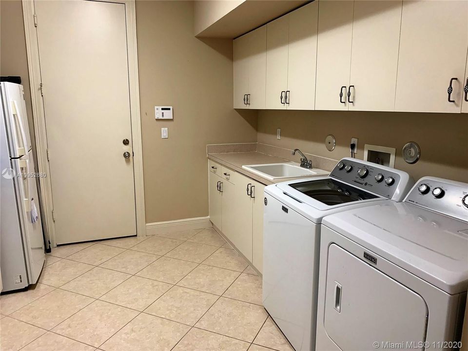 Recently Rented: $8,900 (7 beds, 7 baths, 5785 Square Feet)