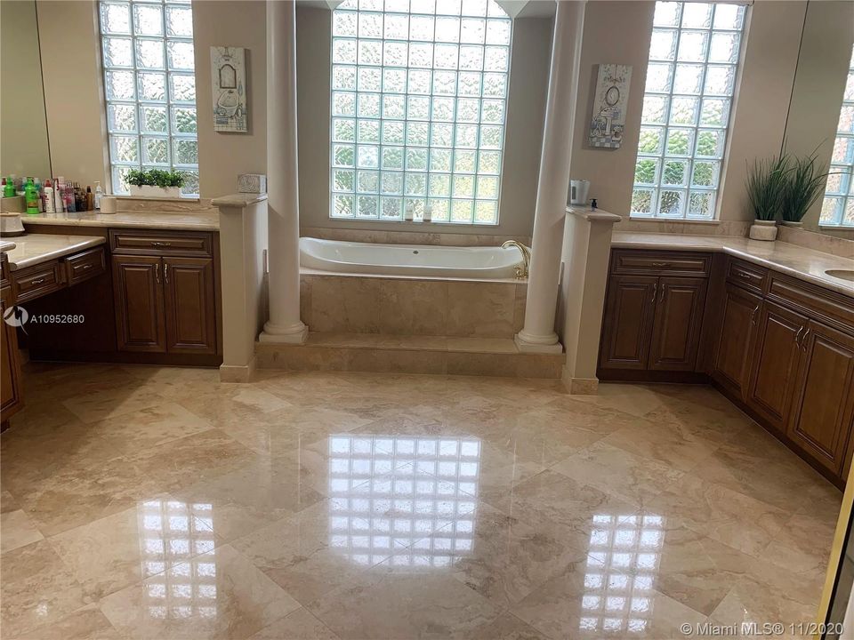 Recently Rented: $8,900 (7 beds, 7 baths, 5785 Square Feet)