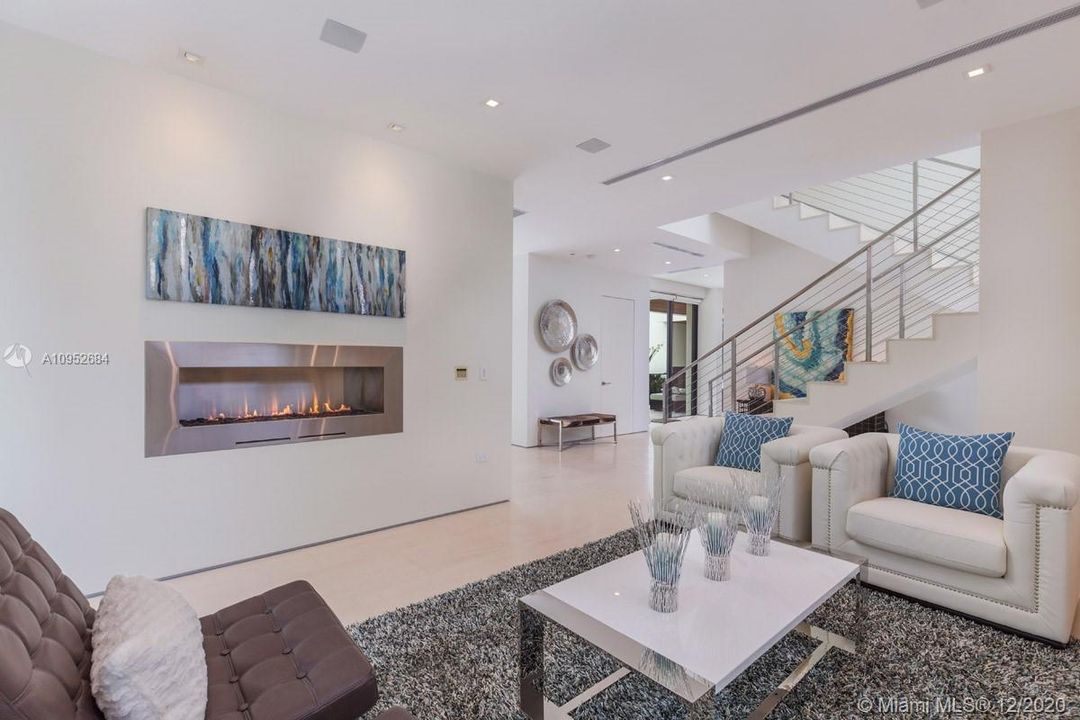 Recently Sold: $4,495,000 (5 beds, 5 baths, 4789 Square Feet)