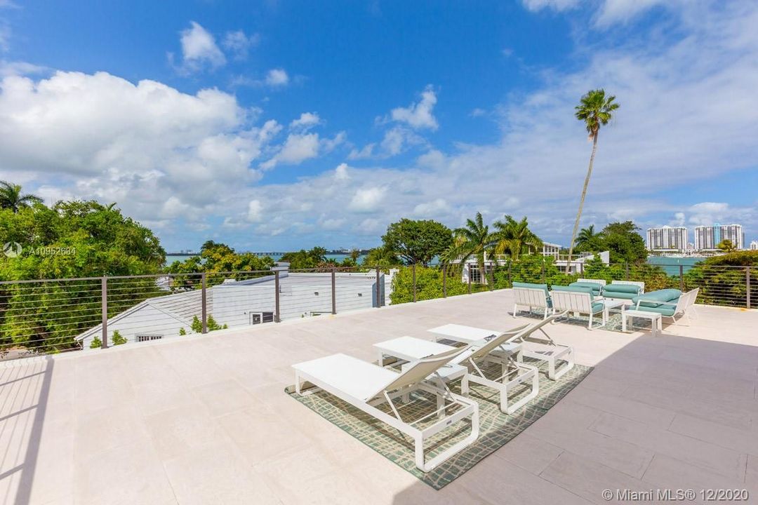 Recently Sold: $4,495,000 (5 beds, 5 baths, 4789 Square Feet)