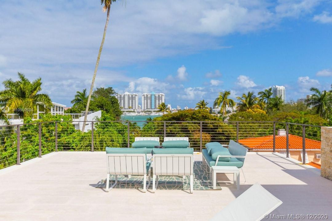 Recently Sold: $4,495,000 (5 beds, 5 baths, 4789 Square Feet)