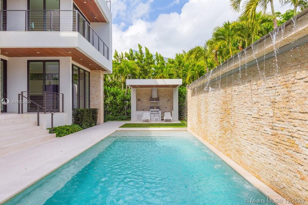 Recently Sold: $4,495,000 (5 beds, 5 baths, 4789 Square Feet)