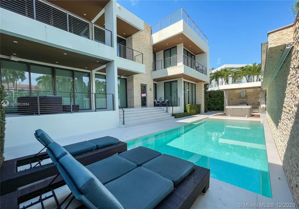 Recently Sold: $4,495,000 (5 beds, 5 baths, 4789 Square Feet)