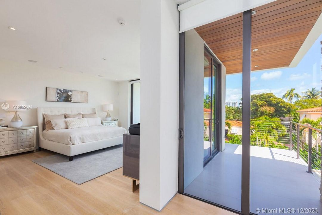 Recently Sold: $4,495,000 (5 beds, 5 baths, 4789 Square Feet)