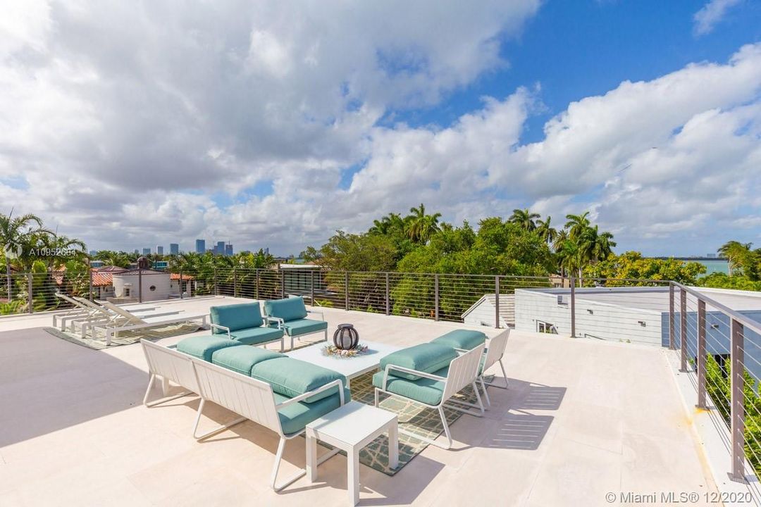Recently Sold: $4,495,000 (5 beds, 5 baths, 4789 Square Feet)