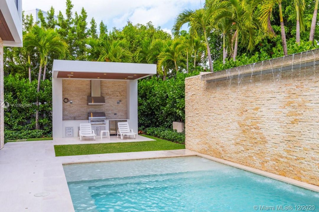 Recently Sold: $4,495,000 (5 beds, 5 baths, 4789 Square Feet)