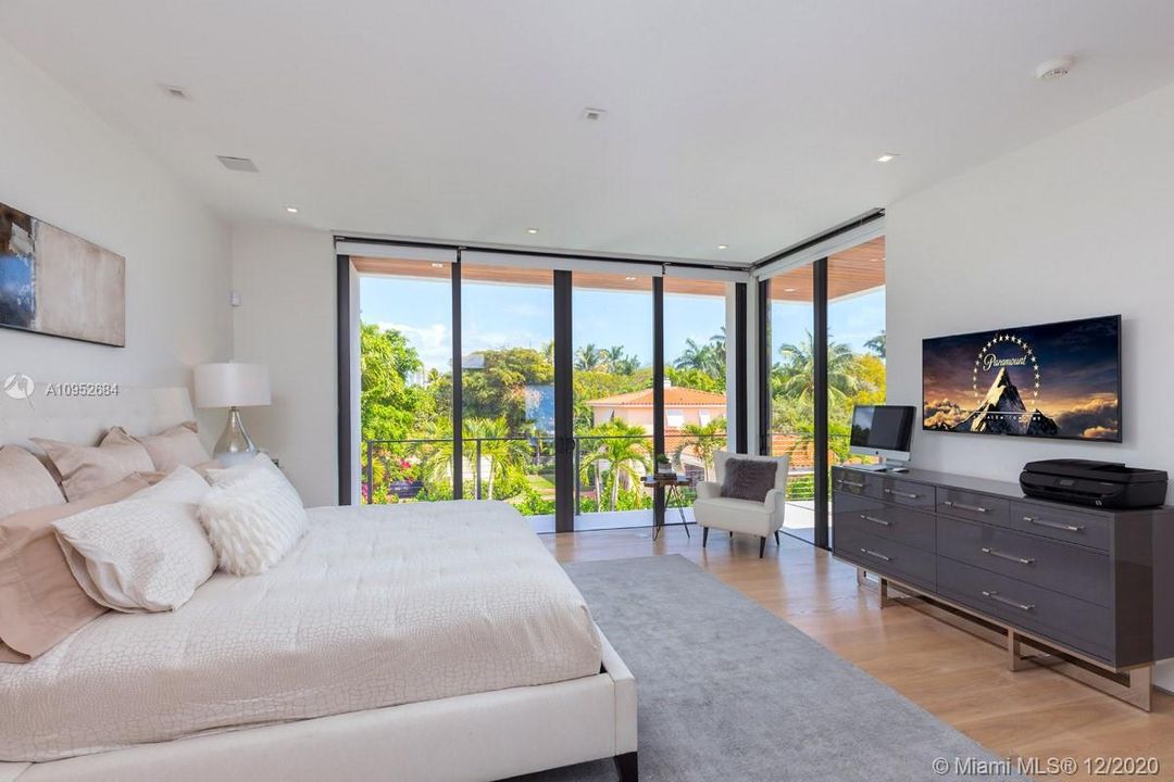 Recently Sold: $4,495,000 (5 beds, 5 baths, 4789 Square Feet)