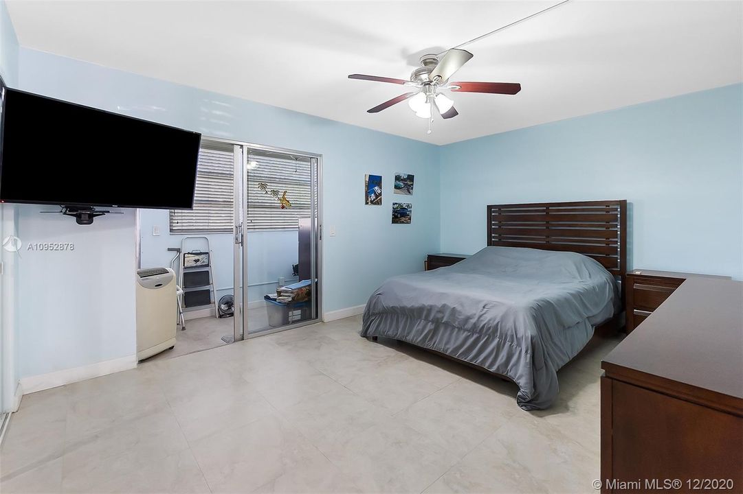 Recently Sold: $73,000 (1 beds, 1 baths, 700 Square Feet)