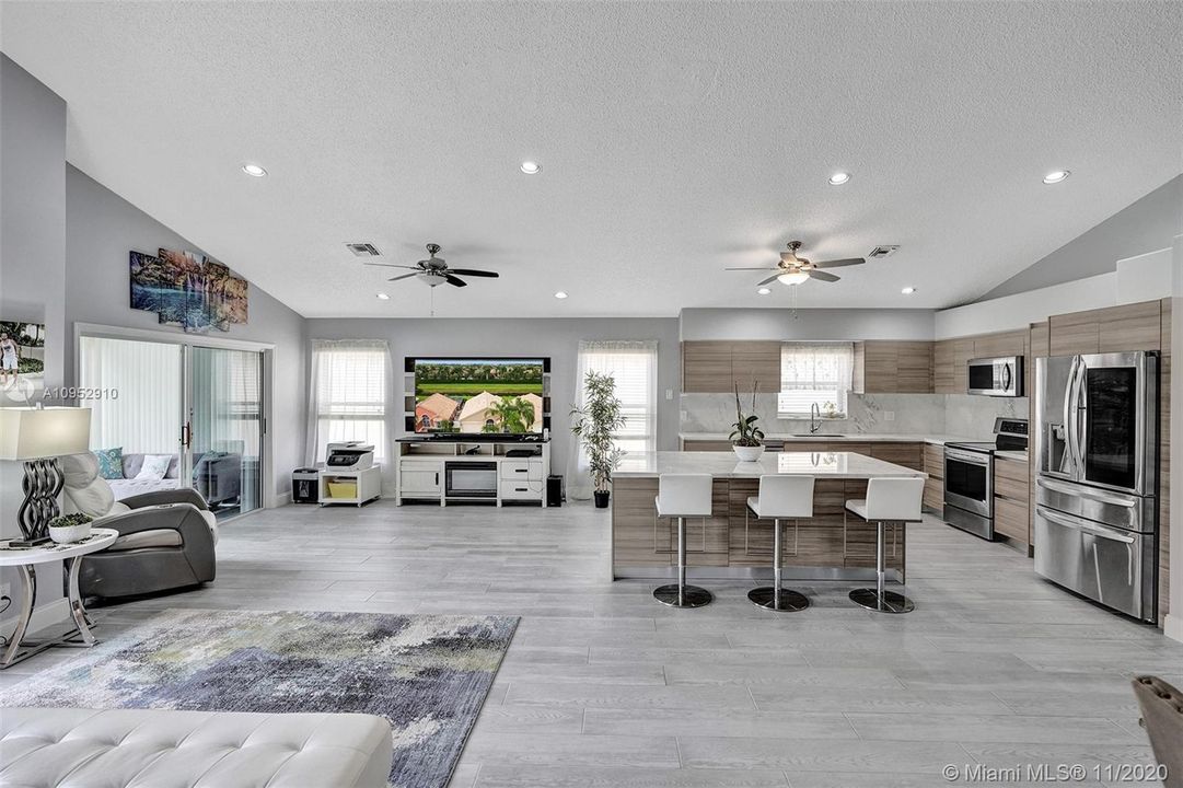 Vendido Recientemente: $395,000 (3 camas, 2 baños, 1644 Pies cuadrados)
