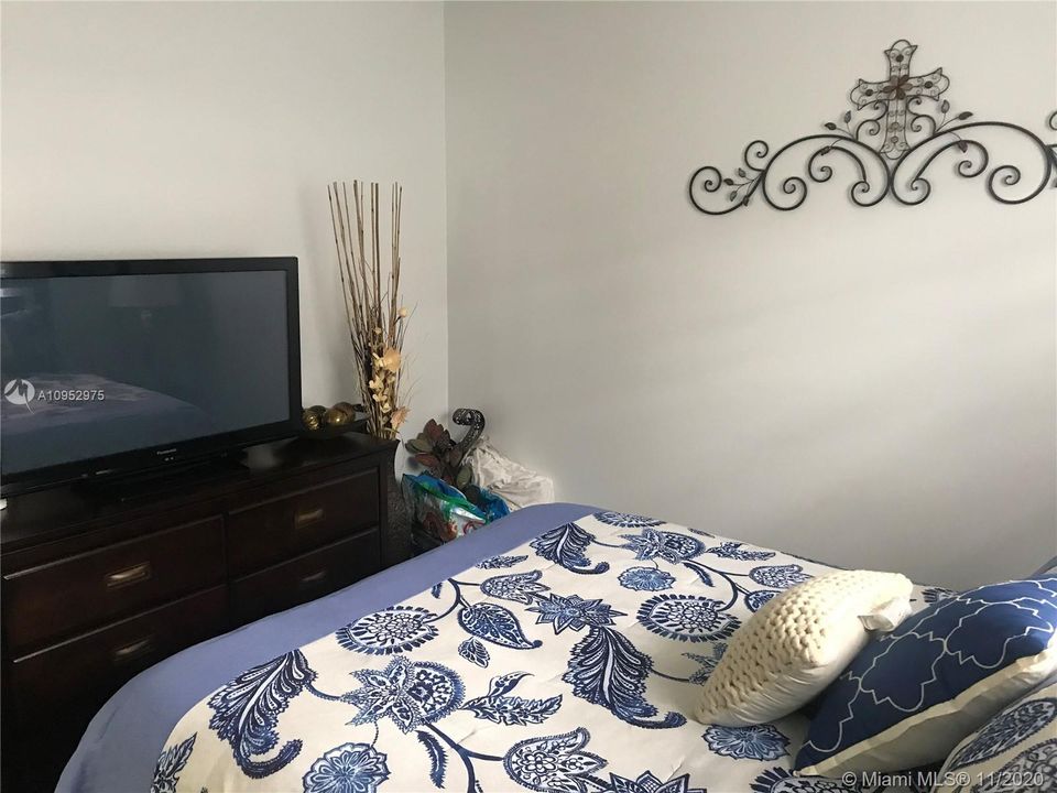 Recently Rented: $3,500 (4 beds, 2 baths, 2475 Square Feet)