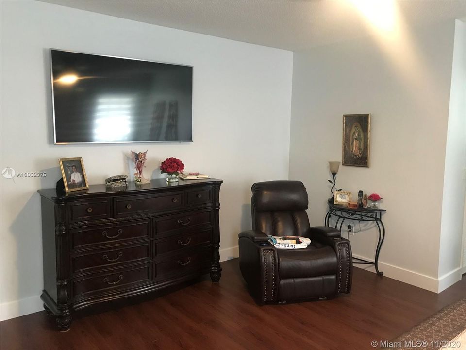 Recently Rented: $3,500 (4 beds, 2 baths, 2475 Square Feet)