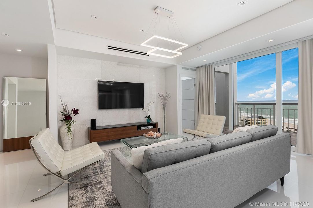 Recently Sold: $2,250,000 (2 beds, 2 baths, 1400 Square Feet)