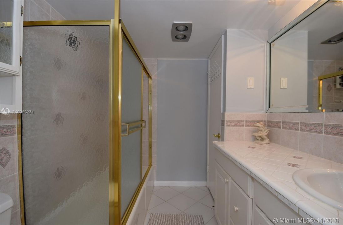 最近售出: $459,000 (2 贝兹, 2 浴室, 975 平方英尺)