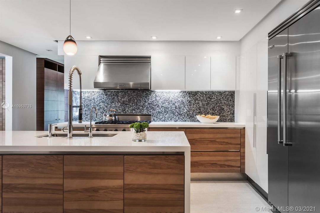最近售出: $2,880,000 (4 贝兹, 4 浴室, 3415 平方英尺)