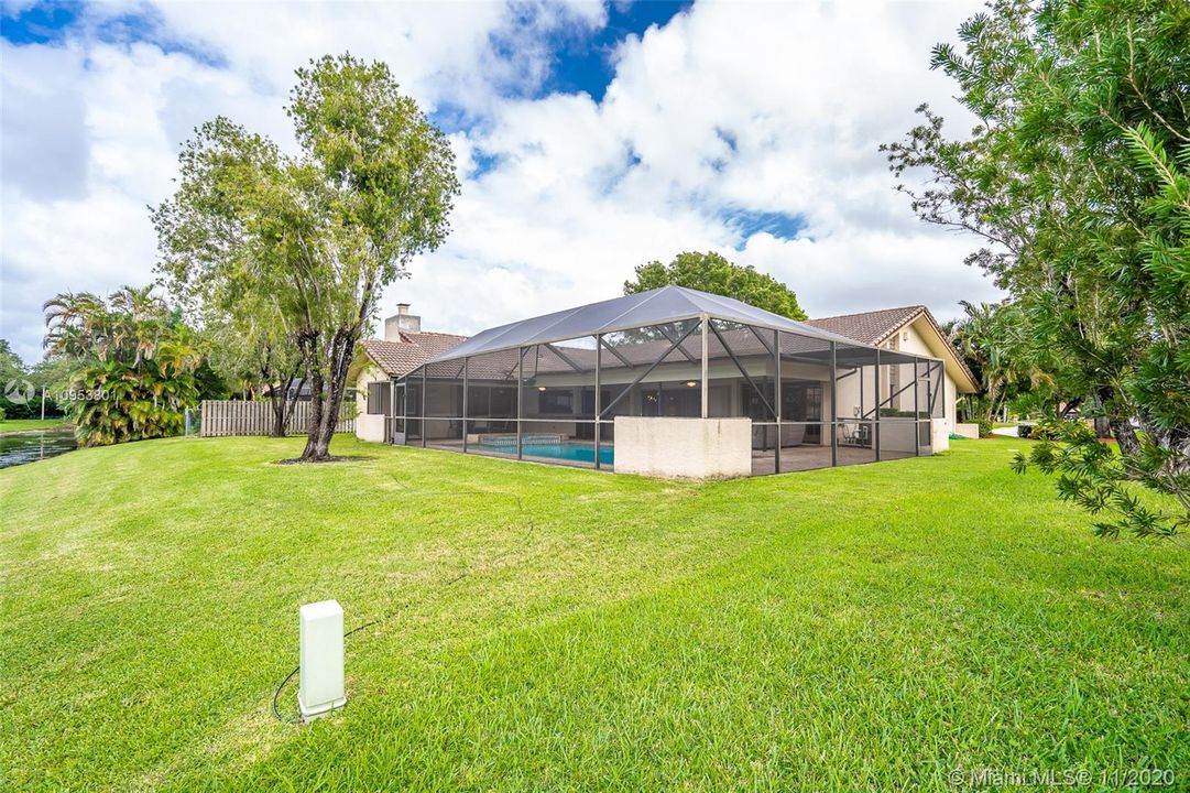 Large oversized yard on lake