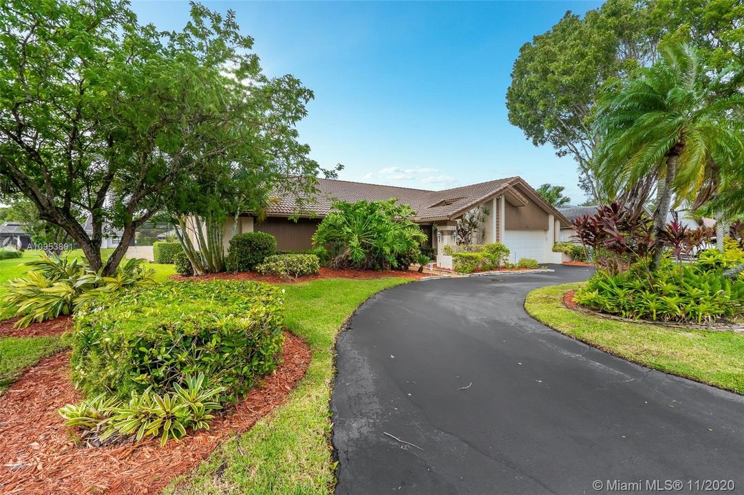Sprawling lot with upgraded landscaping & large circular driveway