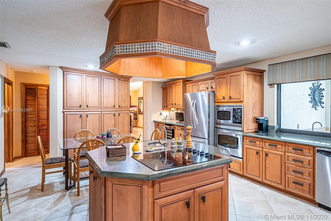 Center island with cooktop & additional preparation sink