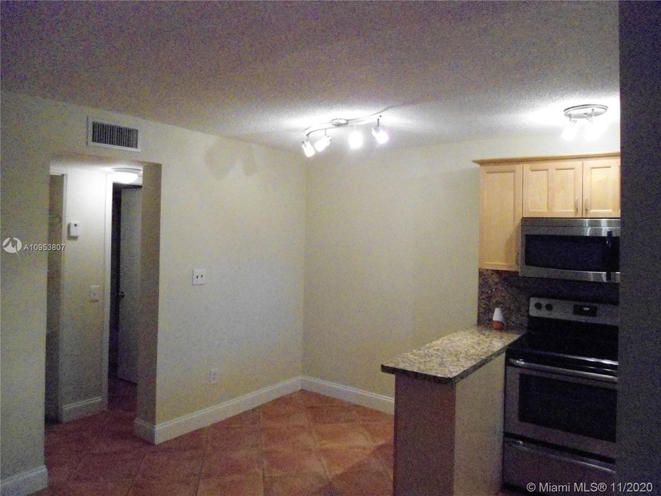 Recently Rented: $1,325 (1 beds, 1 baths, 620 Square Feet)