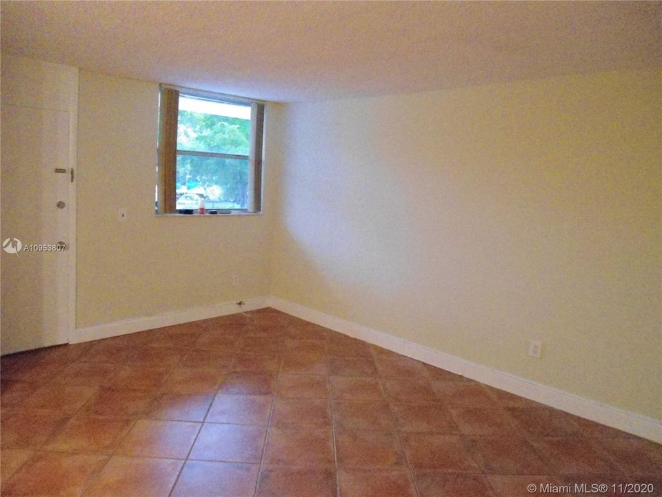 Recently Rented: $1,325 (1 beds, 1 baths, 620 Square Feet)