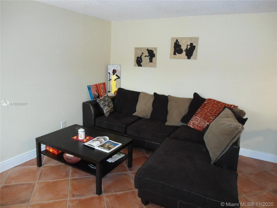 Recently Rented: $1,325 (1 beds, 1 baths, 620 Square Feet)