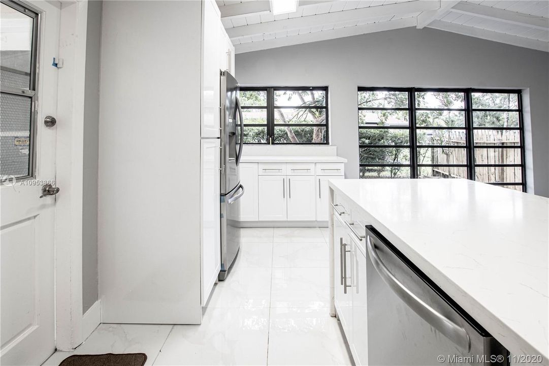 Vendido Recientemente: $353,900 (3 camas, 2 baños, 1281 Pies cuadrados)