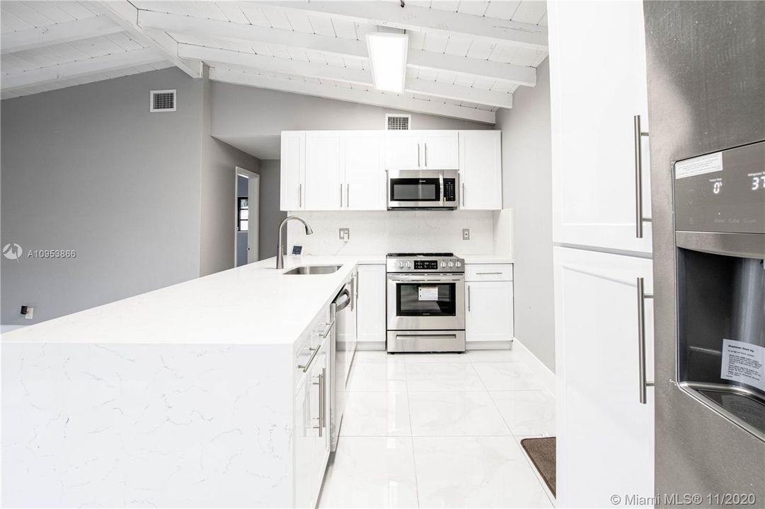 Vendido Recientemente: $353,900 (3 camas, 2 baños, 1281 Pies cuadrados)
