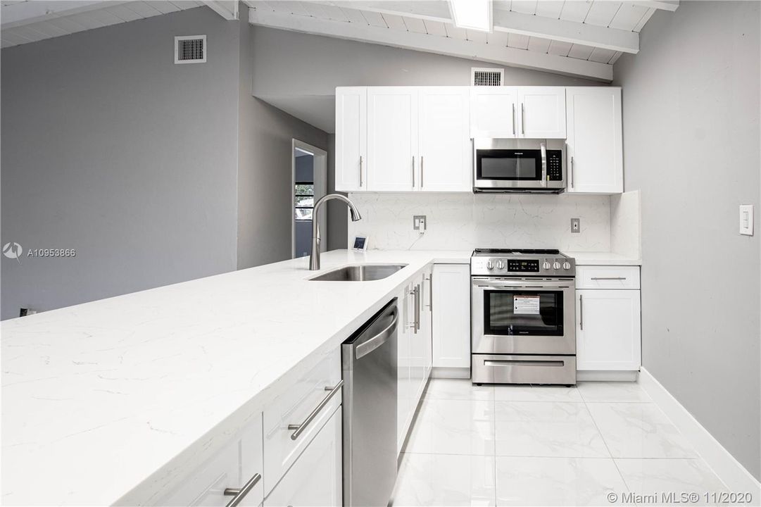 Vendido Recientemente: $353,900 (3 camas, 2 baños, 1281 Pies cuadrados)