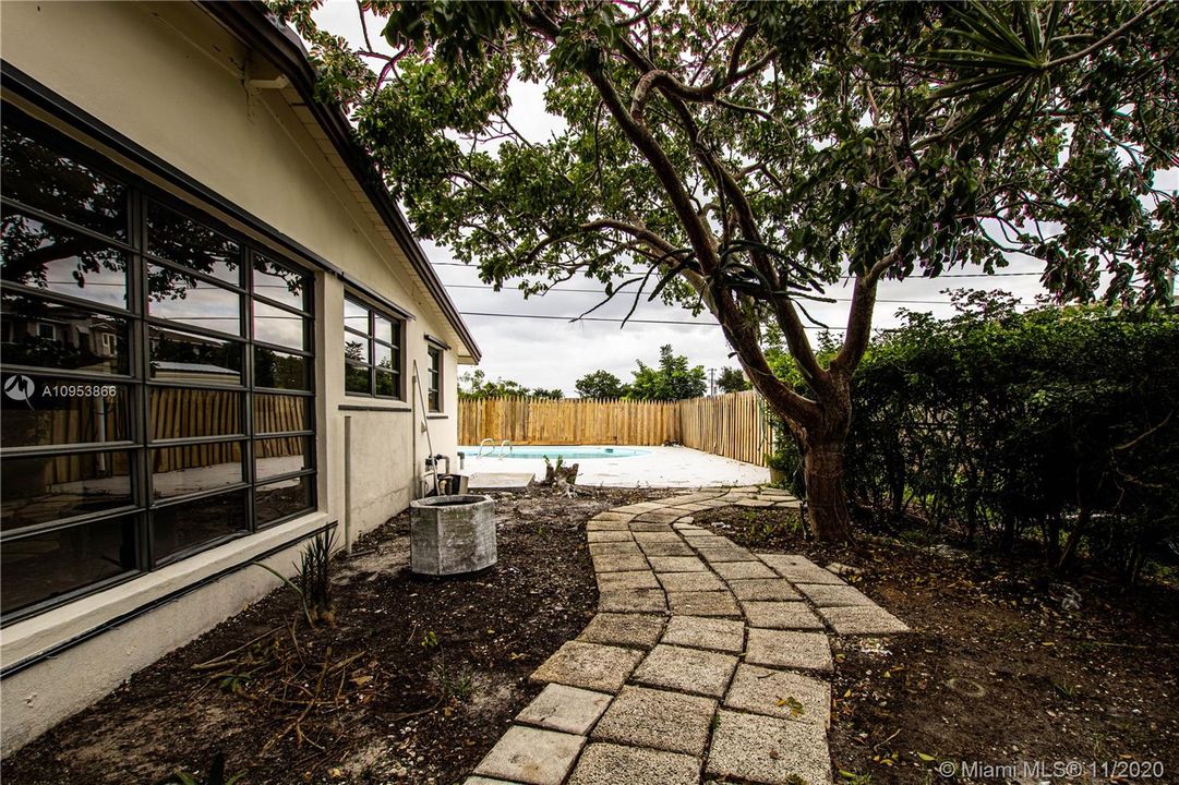 Vendido Recientemente: $353,900 (3 camas, 2 baños, 1281 Pies cuadrados)